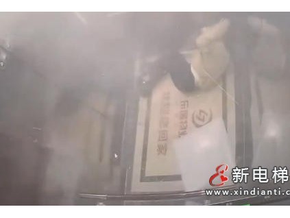 鄂尔多斯一小区电梯故障震落天花板 业主被砸受惊吓无大碍